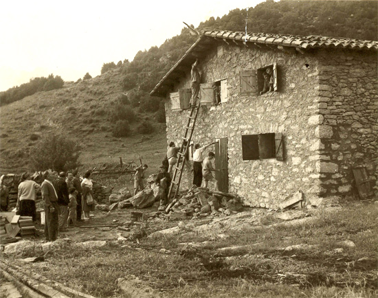Foto antiga de la construcció del Refugi de Rebost